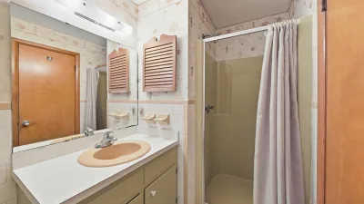 Therapy – Common Bath for BR4, BR5, and BR6