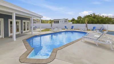 Moon Glow – Pool