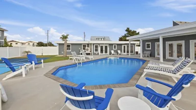 Moon Glow – Pool
