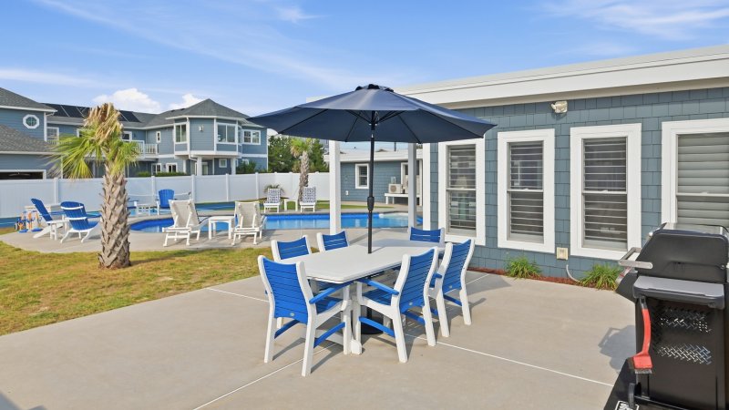 Moon Glow – Grill Area and Outdoor Dining