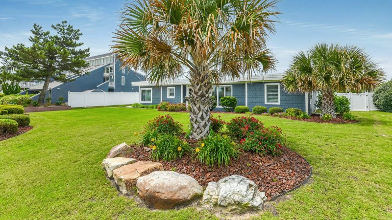 Moon Glow – Landscaping