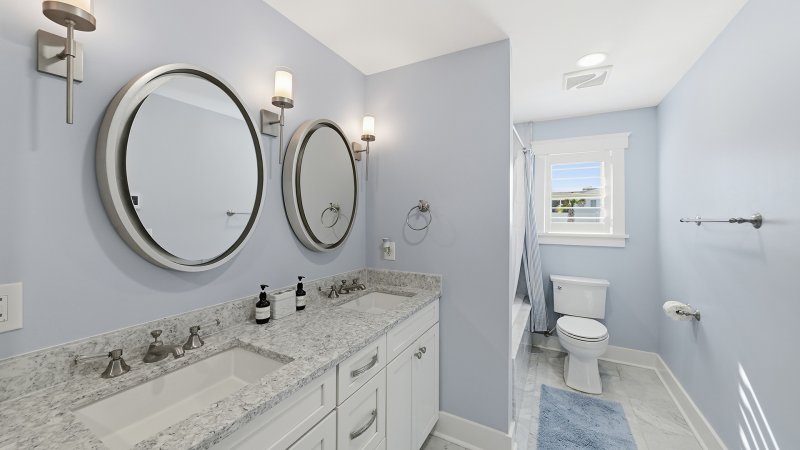 Moon Glow – Private Bath for BR1