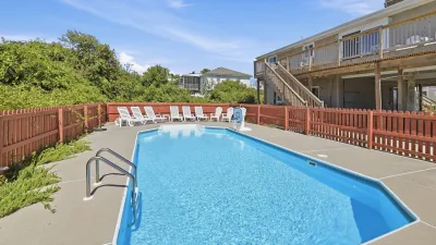 Munchkin's Place – Pool