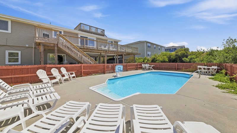 Munchkin's Place – Pool