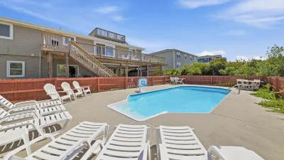 Munchkin's Place – Pool