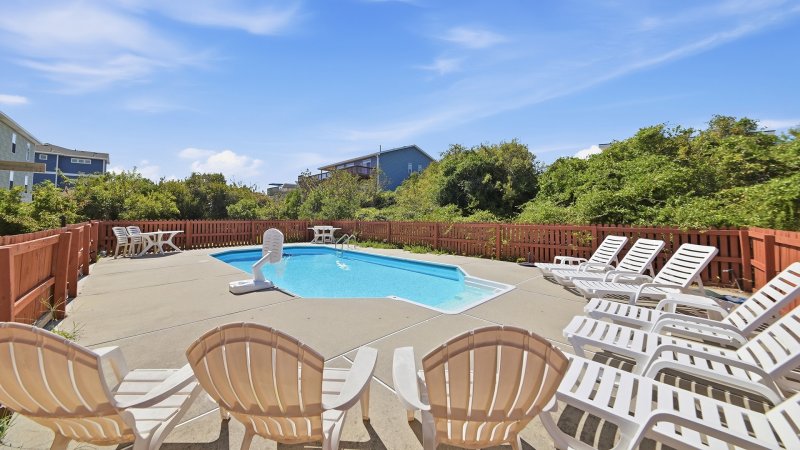 Munchkin's Place – Pool