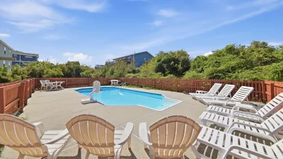 Munchkin's Place – Pool