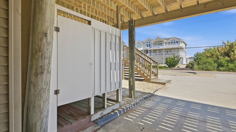Munchkin's Place – Outdoor Shower