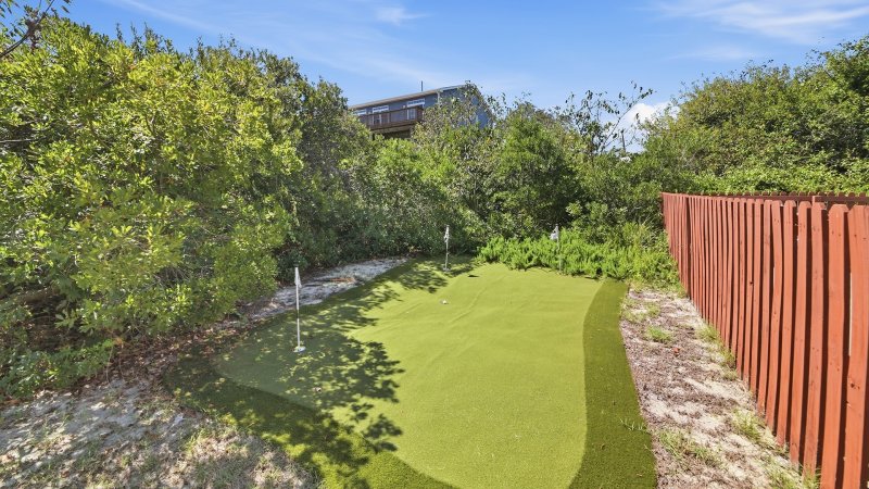 Munchkin's Place – Putting Green