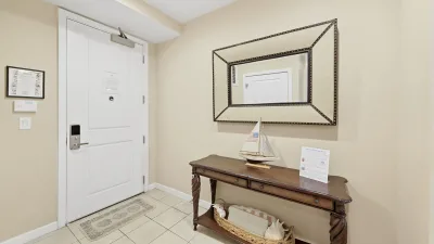 Tranquil Oasis – Foyer