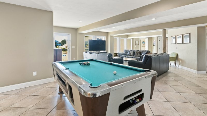 Palacious – Pool Table