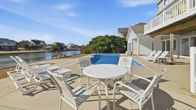 Palacious – Poolside Sitting Area