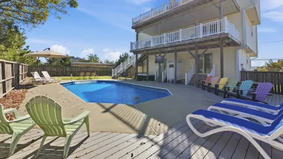 Island Hopper – Pool