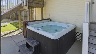 Island Hopper – Hot Tub
