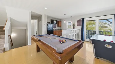 Island Hopper – Pool Table