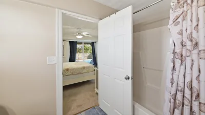 Island Hopper – Private Bath for BR6