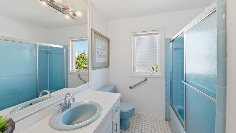 A Beach Oasis – Common Bath for 2nd Floor