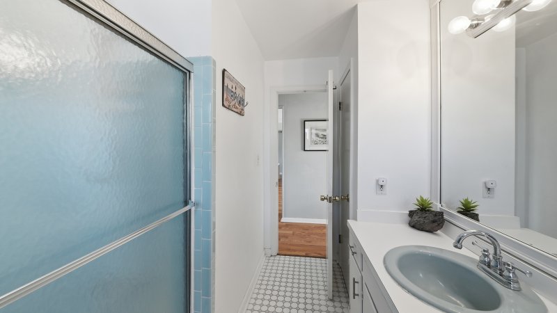 A Beach Oasis – Common Bath for 2nd Floor