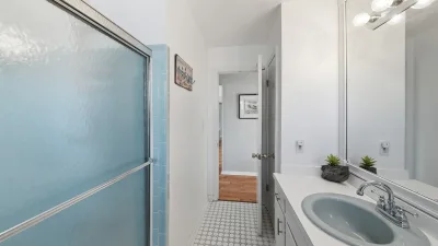 A Beach Oasis – Common Bath for 2nd Floor