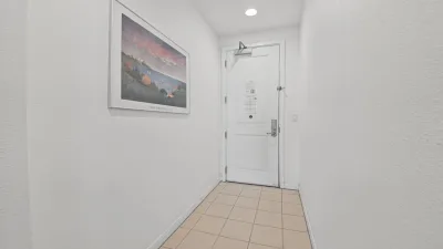 Oceanfront Oasis – Foyer